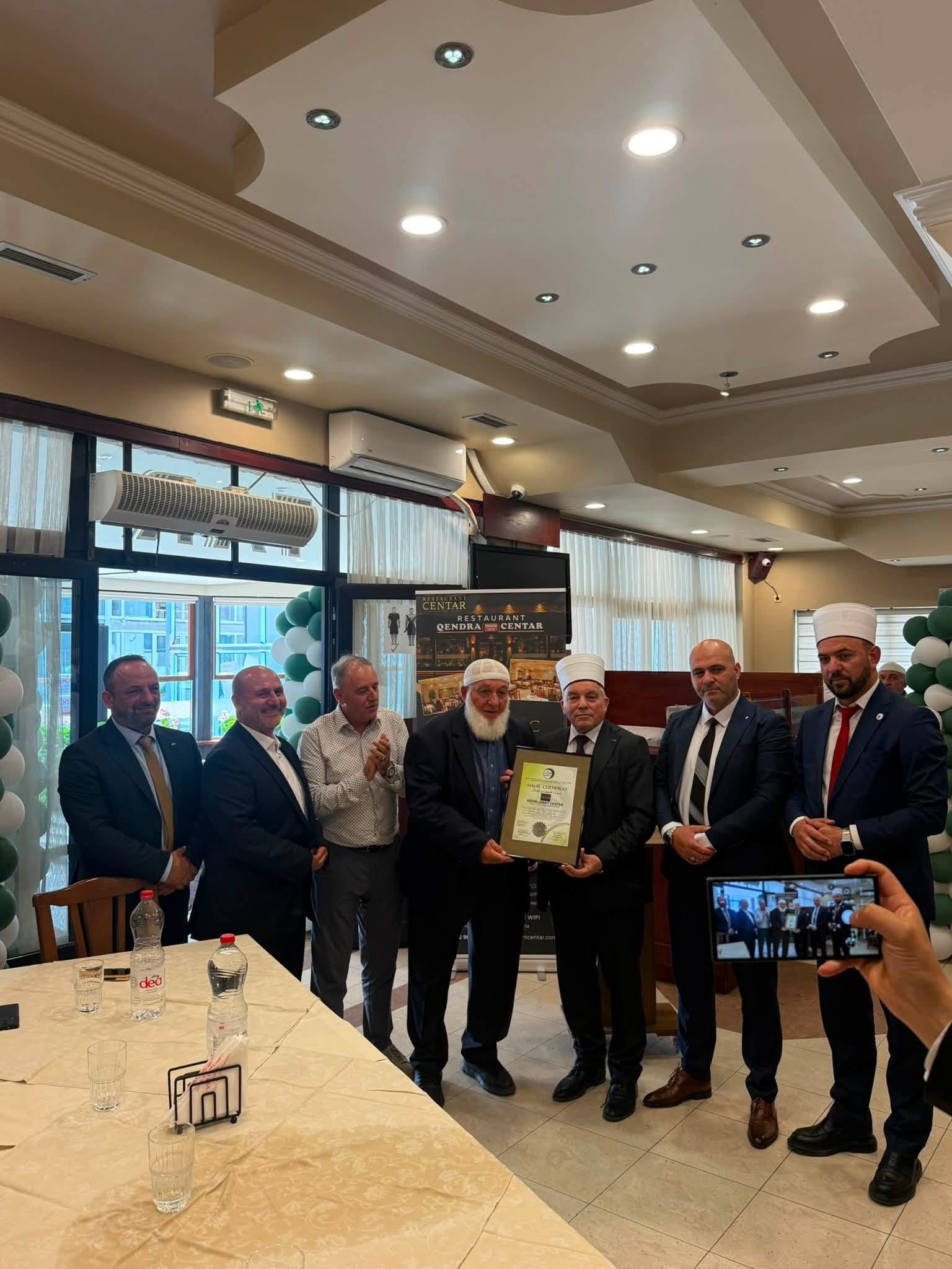 DHËNIA E ÇERTIFIKATËS HALAL PËR RESTORANT “QENDËR” DHE RESTORANT “ADENIA”